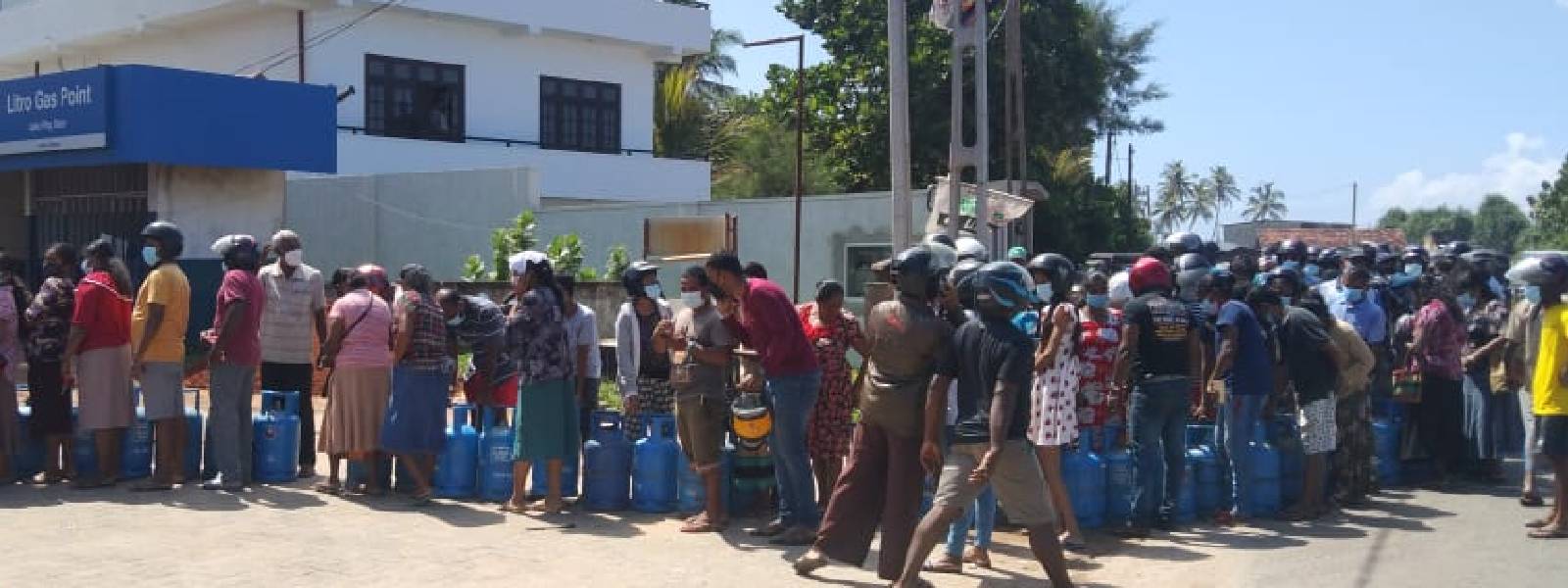 ගෑස් පෝලිම් මැද ලිට්‍රෝ දින 5 ක් නිවාඩුයි 
