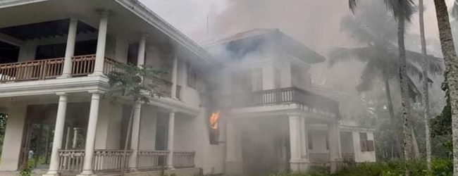 මතභේදයට තුඩු දුන් මල්වානේ නිවසටත් ගිනි