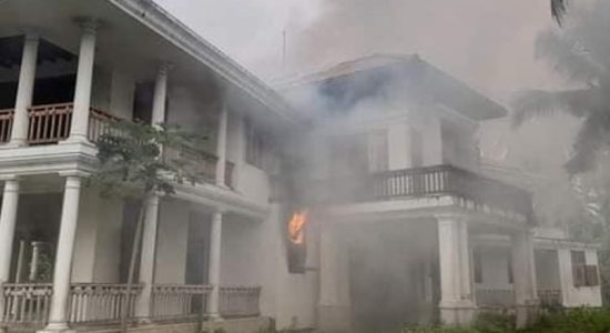 මතභේදයට තුඩු දුන් මල්වානේ නිවසටත් ගිනි