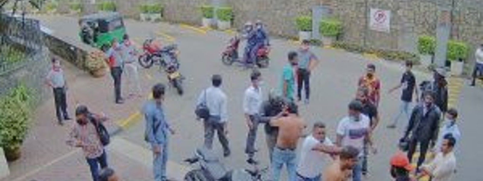 ප්‍රචණ්ඩ ක්‍රියාවල සැකකරුවන්ගේ ඡායාරූප මාධ්‍යට