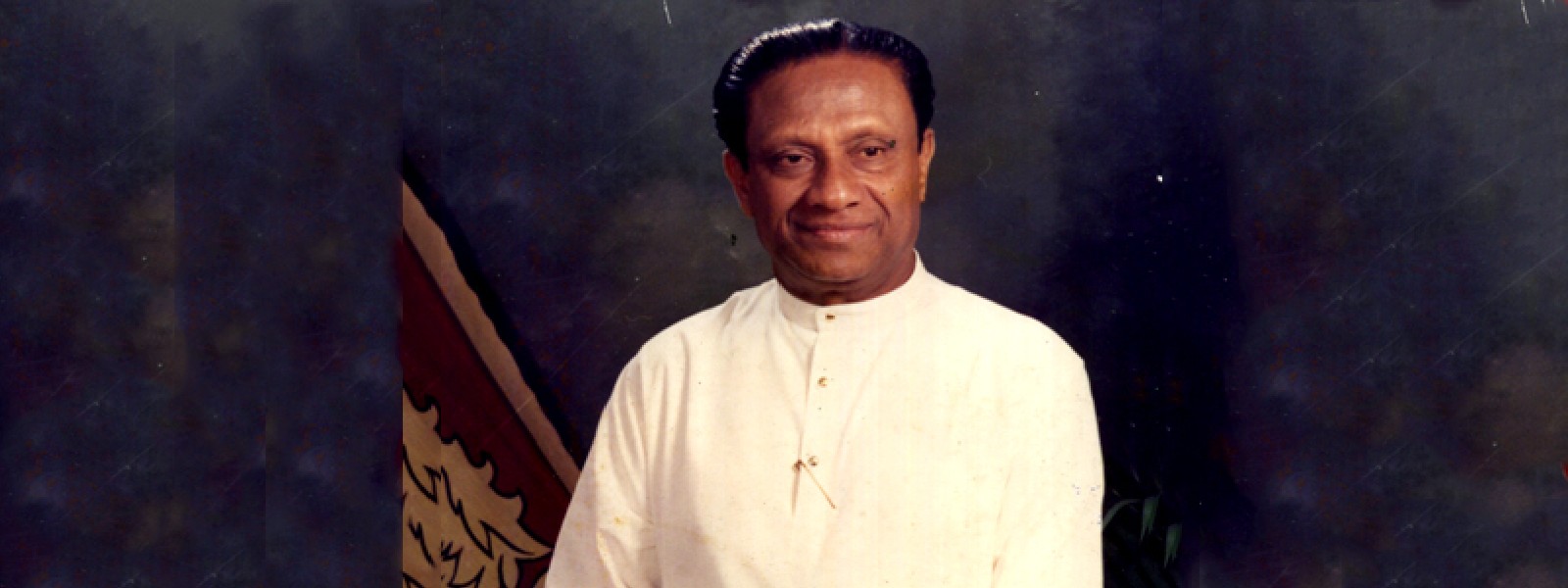 හිටපු ජනපති රණසිංහ ප්‍රේමදාස පිළිරුවට පුෂ්පෝපහාර..