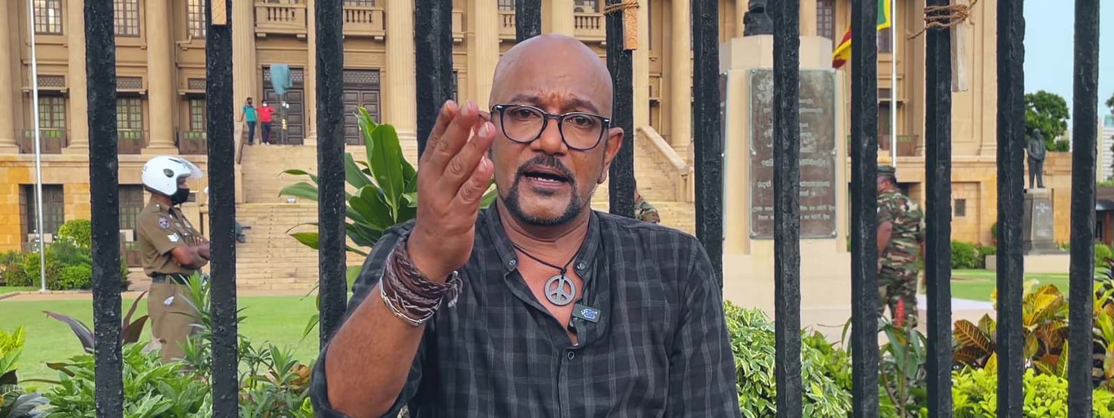 ''පට්ට හොරු, ගේන්න දේකුත් නෑ ගෙනියන්න දේකුත් නෑ'' 