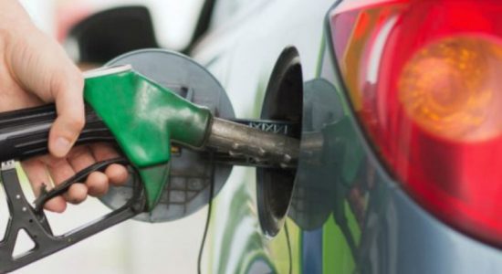 තෙල් පෝලිමක ගැටුමකින් 4කට තුවාල 