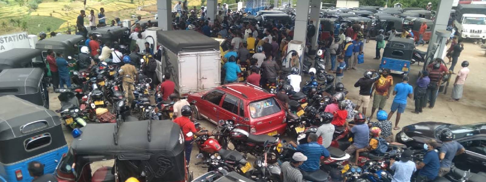 ඉන්ධන පිරවුම්හල්වලින් 70%ක් තාවකාලිකව වැසේ