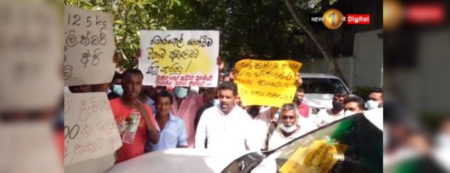  ඛනිජ තෙල් සේවකයින් අමාත්‍යාංශය වටකර විරෝධතාවක