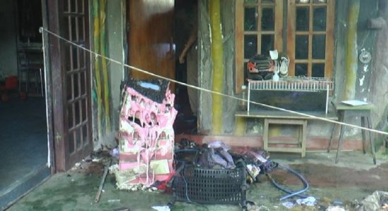 කහතුඩුව නිවසේ ගින්නෙන් තුවාල ලැබූ මව, පියා මරුට 