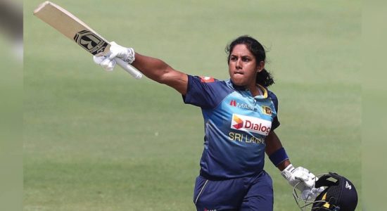 චමරි අතපත්තුගෙන් විශිෂ්ට ශතකයක්