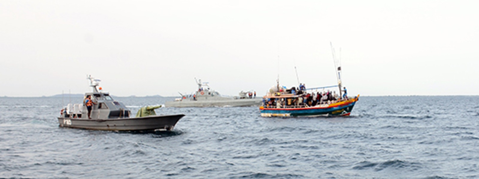 මුහුදු මගින් රට පනින්න හැදූ 64ක් නාවික හමුදා භාරයට