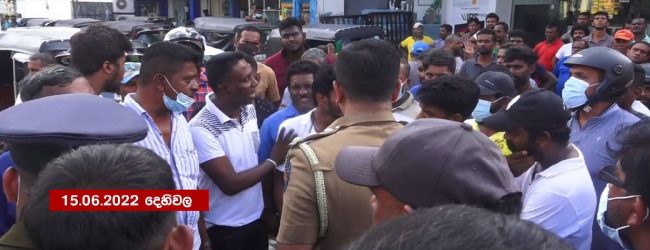 ගාලු පාර දෙහිවලින් අවහිරයි..  
