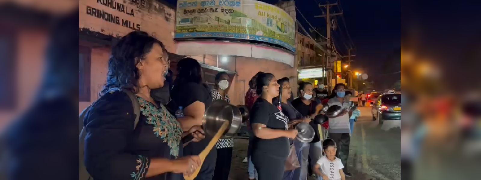 'කුස්සියේ විලාපය' - බැරිම තැන පාරට බැස්ස මිනිස්සු 