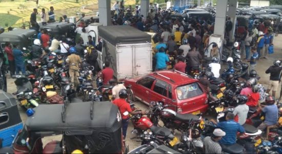 ඉන්ධන පිරවුම්හල්වලින් 70%ක් තාවකාලිකව වැසේ