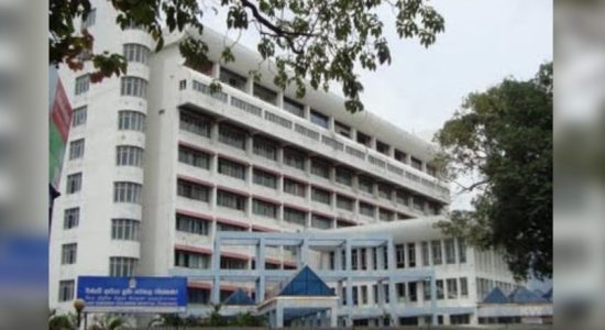 ළමා රෝහලේ ආහාර වේලත් නවතියි ද?