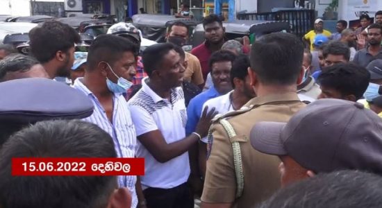 ගාලු පාර දෙහිවලින් අවහිරයි..  