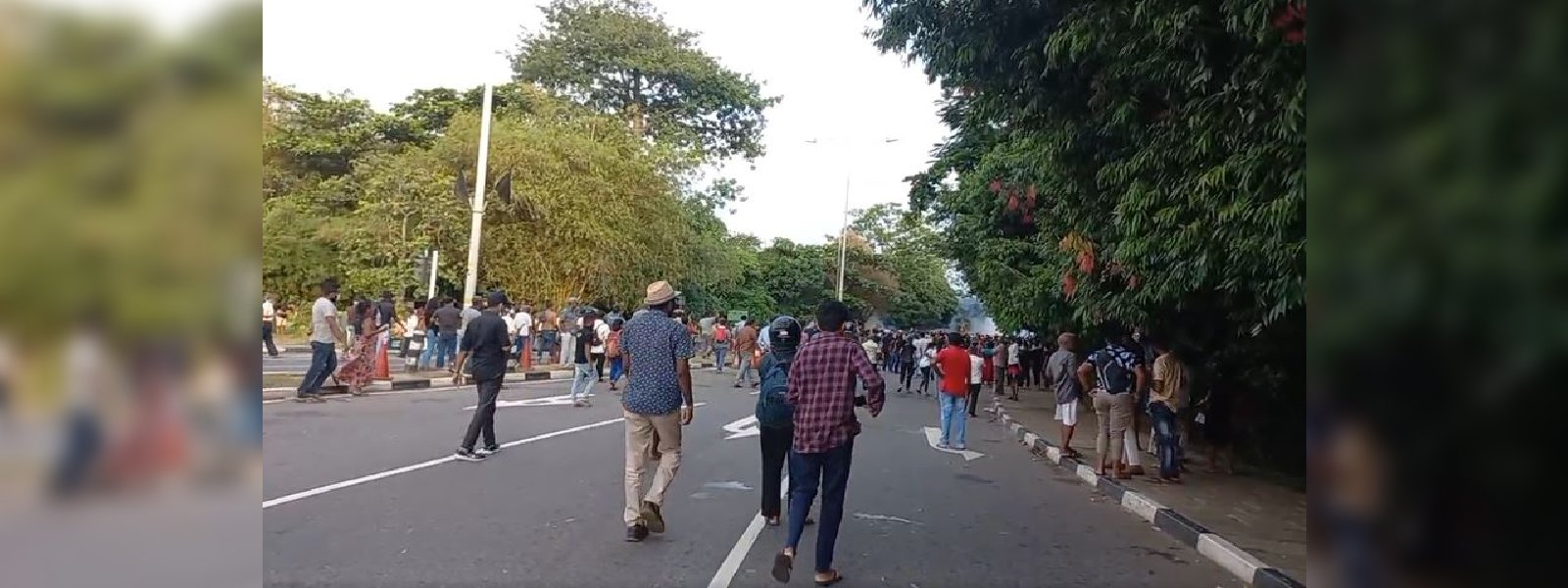පාර්ලිමේන්තු අසල විරෝධතාවට කඳුළු ගෑස් ප්‍රහාරයක්