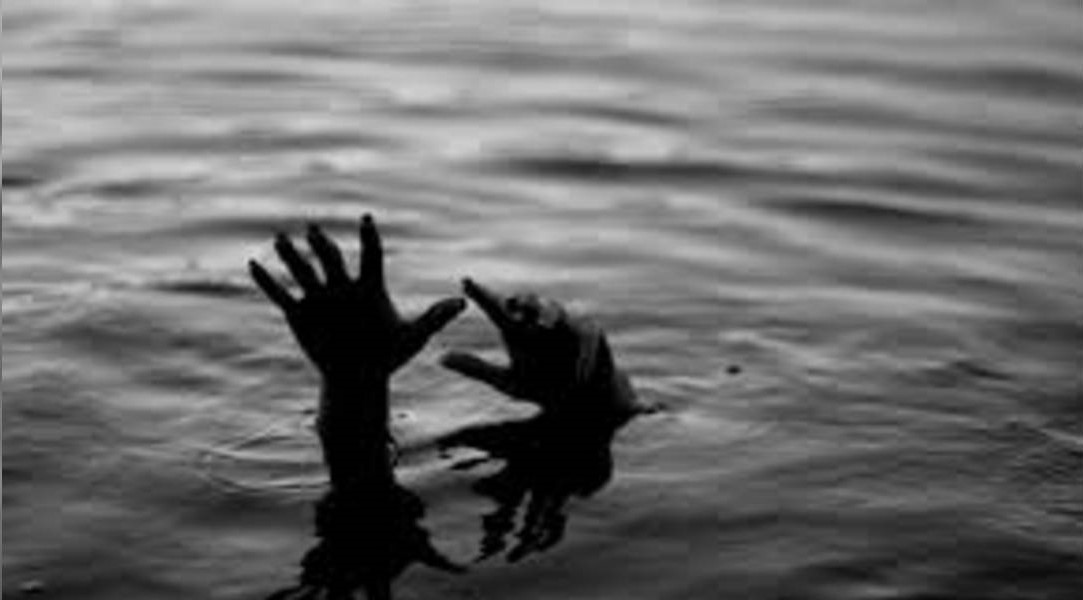 මවක් දරු දෙදෙනා සමග චන්ද්‍රිකා වැවට පනී..  