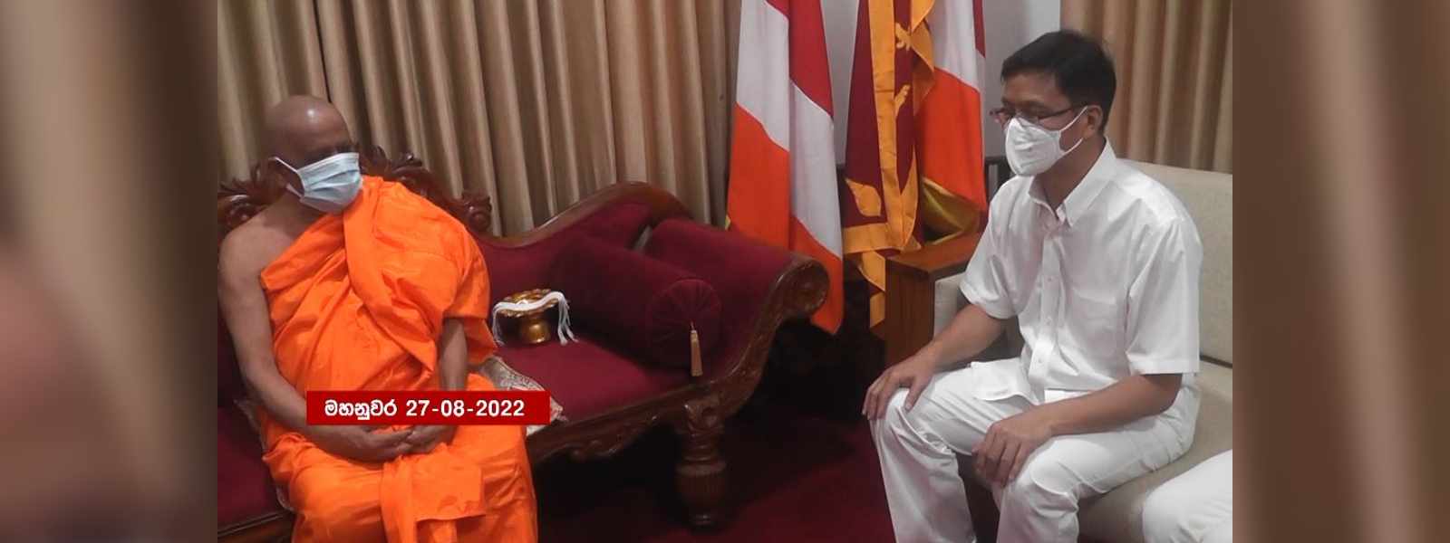 චීන තානාපති මල්වතු අස්ගිරි මහනාහිමිවරුන් බැහැ දකී.