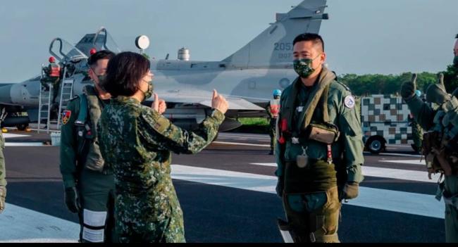 තායිවානයේ ප්‍රහාරක ගුවන් යානා අහසට