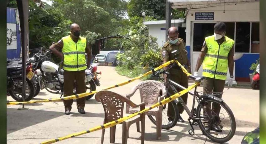 පොලිස් ස්ථානයක් තුළ පිහි ඇනුමකින් අයෙකු මරුට..
