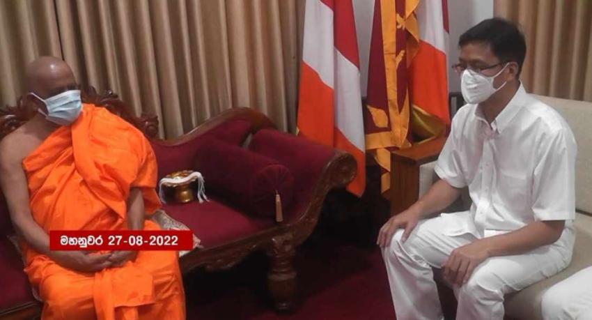 චීන තානාපති මල්වතු අස්ගිරි මහනාහිමිවරුන් බැහැ දකී.