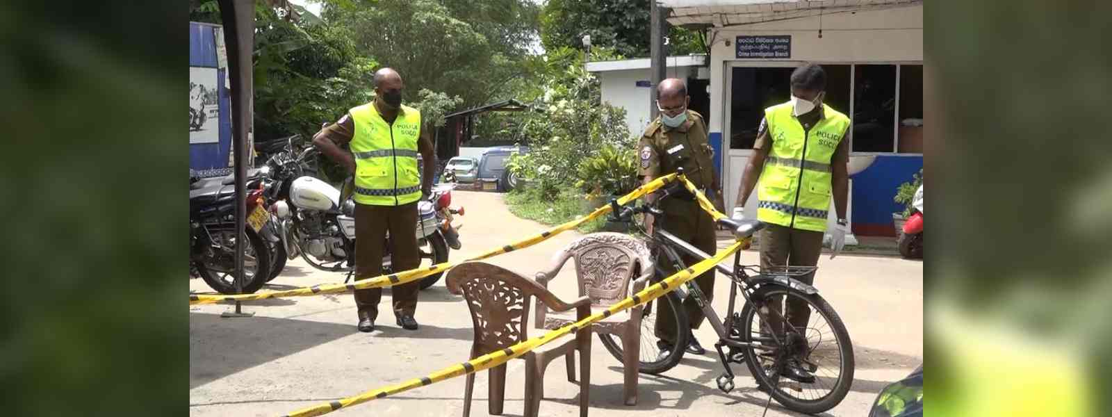 පොලිස් ස්ථානයක් තුළ පිහි ඇනුමකින් අයෙකු මරුට..