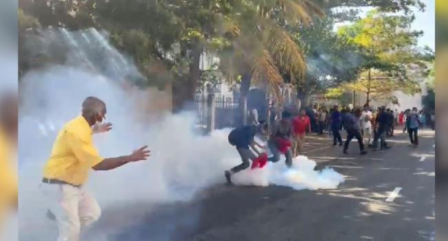 මර්දනයට එරෙහි විරෝධතාවට කඳුළු ගෑස් ප්‍රහාර