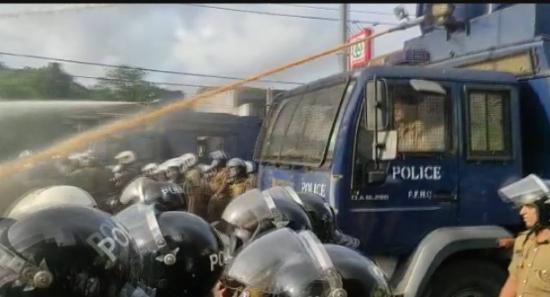 අන්තරේ පාගමනට ජල හා කඳුළු ගෑස් ප්‍රහාර..
