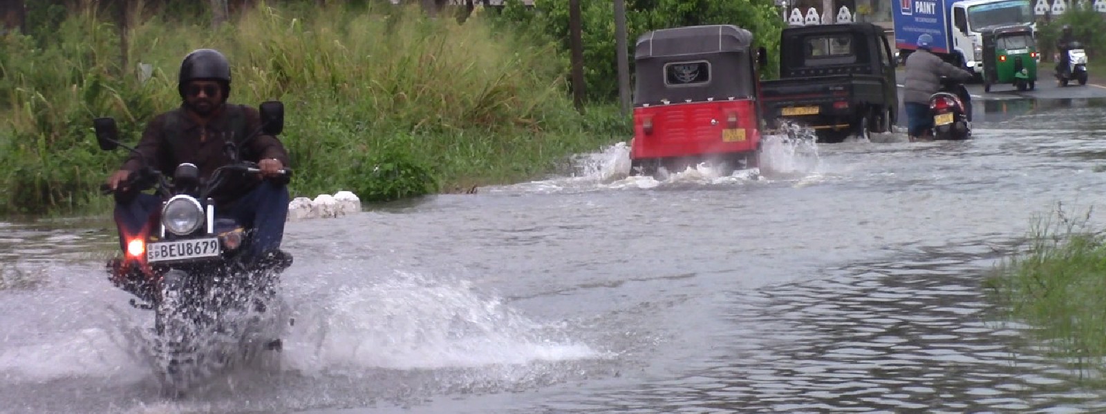 වර්ෂාවත් සමග මාර්ග රැසක් අවහිර වෙයි