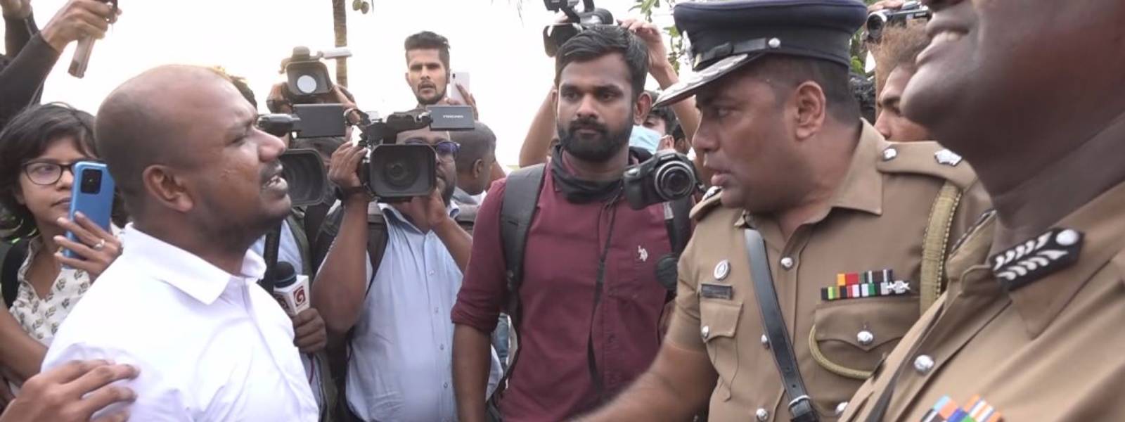 ජනතා විරු සැමරුවට පොලීසියෙන් බාධා.