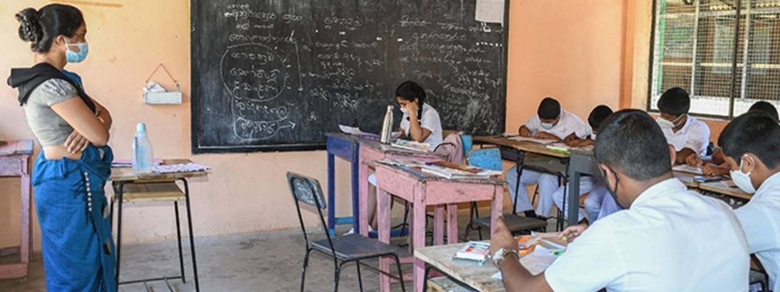පහසු ඇඳුමින් පාසල් ආ ගුරුවරියන් ගැන විමර්ශනයක්