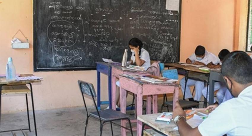 පහසු ඇඳුමින් පාසල් ආ ගුරුවරියන් ගැන විමර්ශනයක්