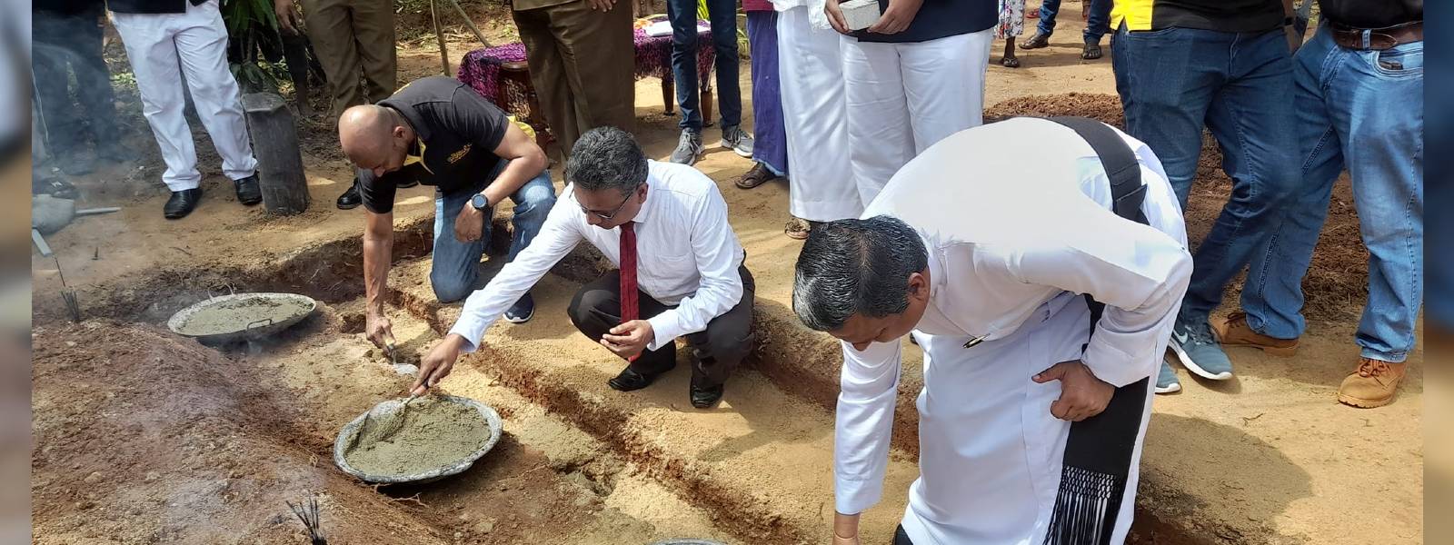 ගමක දුක දැක හිත් උණු වූ මනුෂ්‍යත්වය..