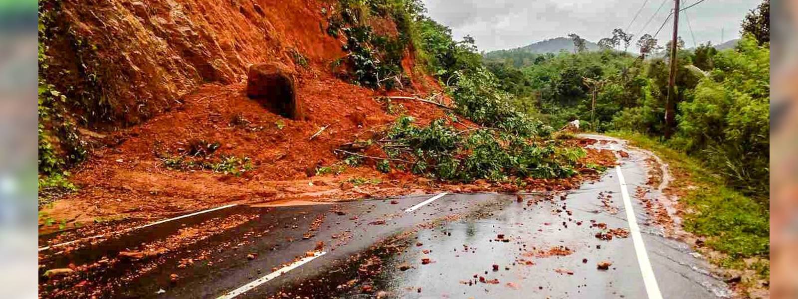 පස්සර - ලුණුගල මාර්ගයට පස් කඳු කඩා වැටෙයි