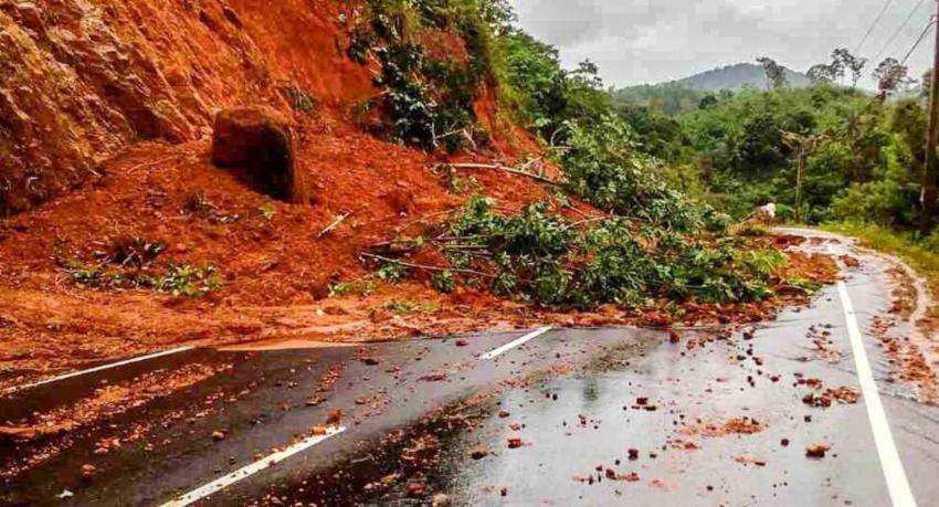 පස්සර - ලුණුගල මාර්ගයට පස් කඳු කඩා වැටෙයි