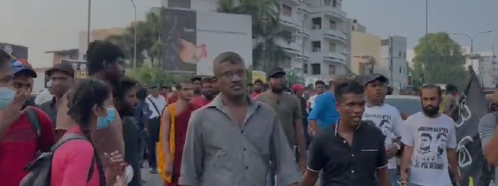 අන්තරේ සිසුන් පා ගමනින් වැලිකඩට