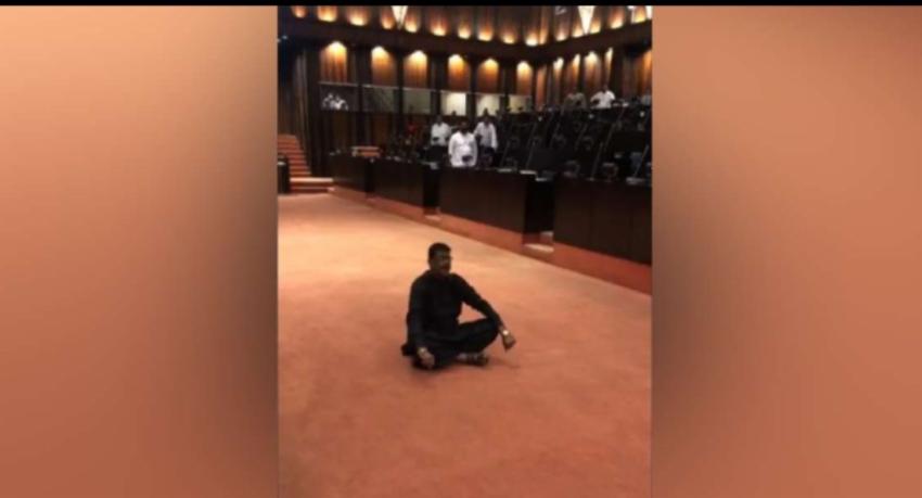 පාර්ලිමේන්තුවේ බිම ඉදගත් දිලිප්