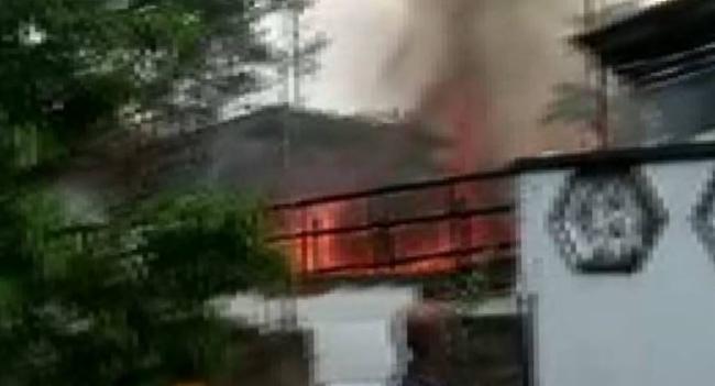 ගාල්ලේ නිවසක් ගිනි ගෙන විනාශයි