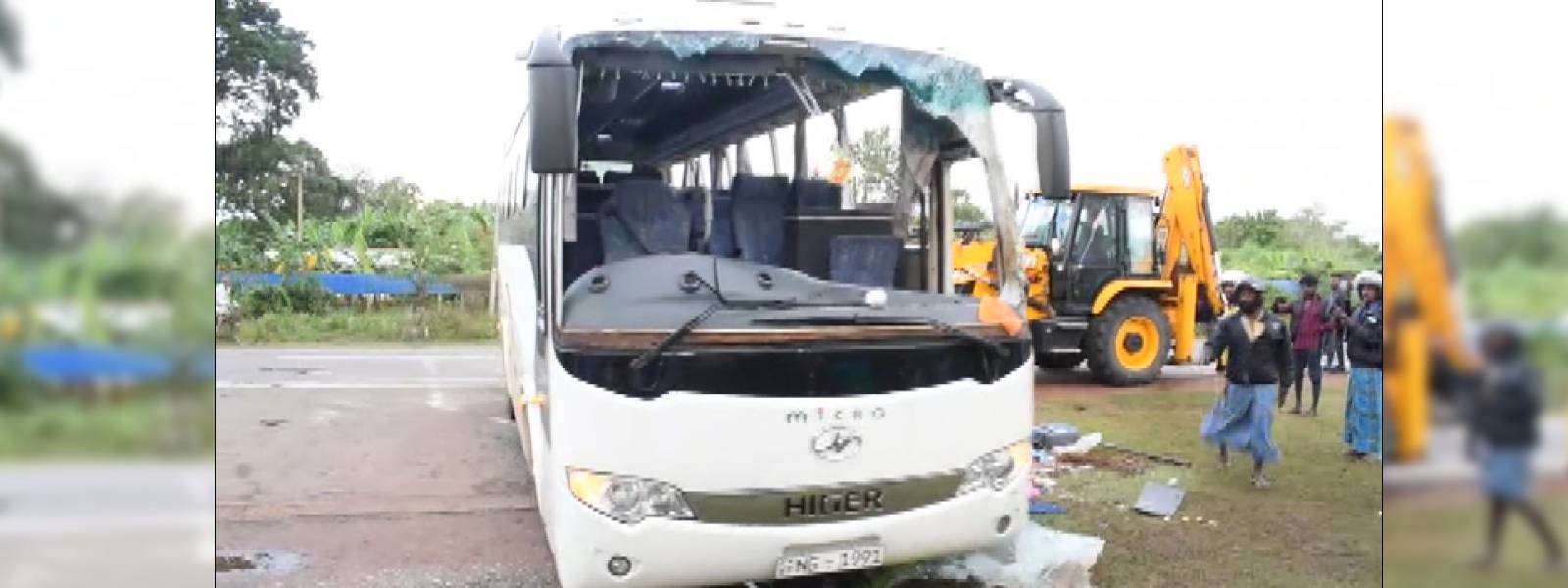 කිලිනොච්චියේදී බස් රථයක් අනතුරට