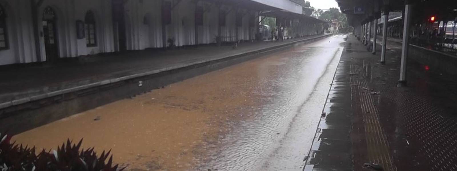 මහනුවර දුම්රිය ස්ථානය ජලයෙන් යටවෙයි..