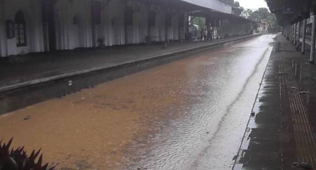 මහනුවර දුම්රිය ස්ථානය ජලයෙන් යටවෙයි..