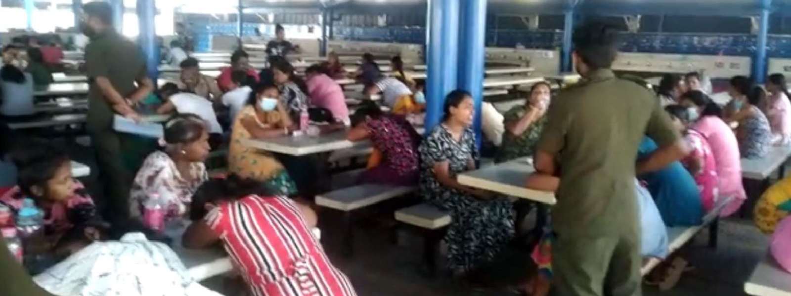 කොග්ගල ඇගලුම් සේවිකාවන් 114 ක් රෝහල්ගත කෙරේ