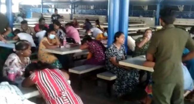 කොග්ගල ඇගලුම් සේවිකාවන් 114 ක් රෝහල්ගත කෙරේ