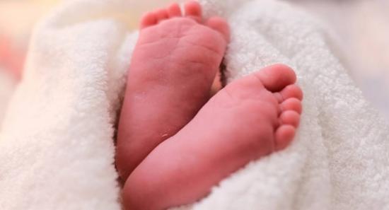 බිළිඳියක ඝාතනය කළ මවක් අත්අඩංගුවට
