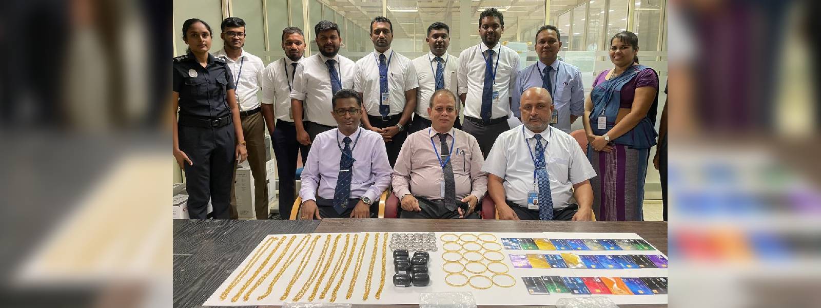 කෝටි 11කට අධික රන් බඩු සමග කතක් රේගු භාරයට