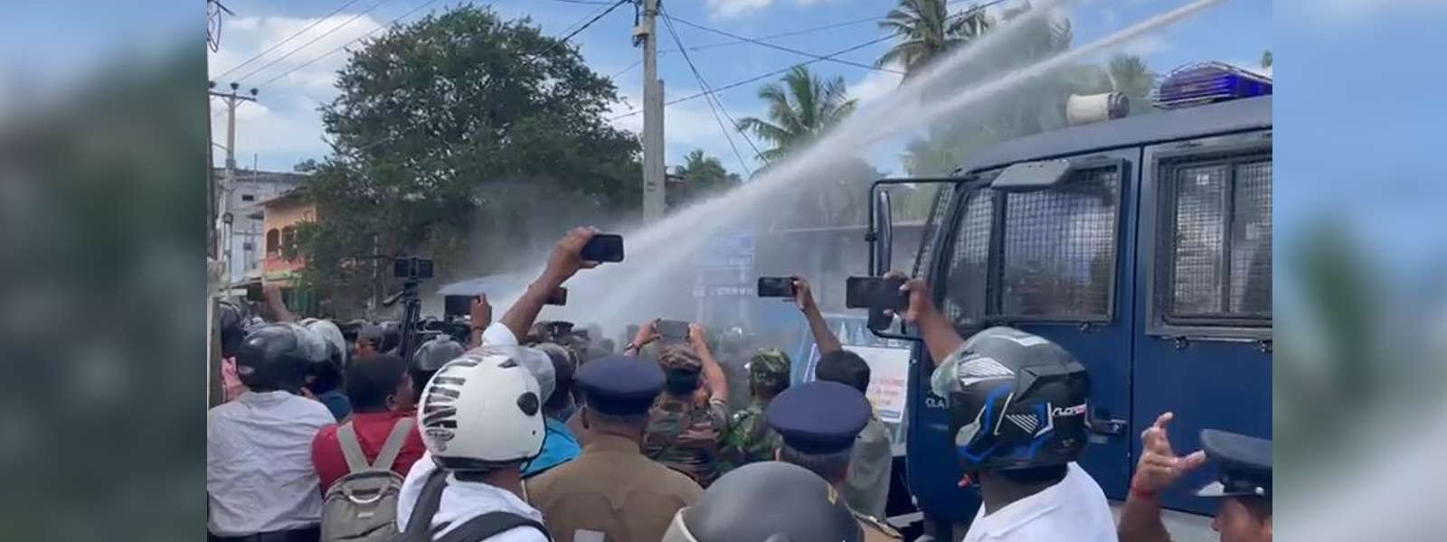 යාපනයේ විරෝධතාවක් විසුරුවා හැරීමට ජල ප්‍රහාර..