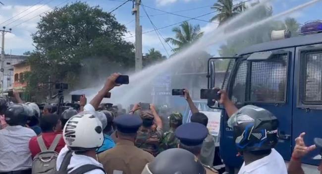 යාපනයේ විරෝධතාවක් විසුරුවා හැරීමට ජල ප්‍රහාර..