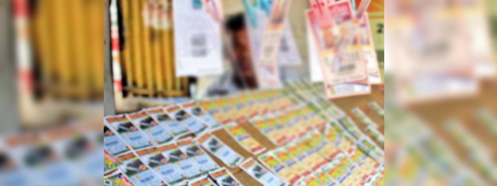 ව්‍යාජ ‍ලොතරැයි පත් තොගයක් සමග අයෙක් අත්අඩංගුවට