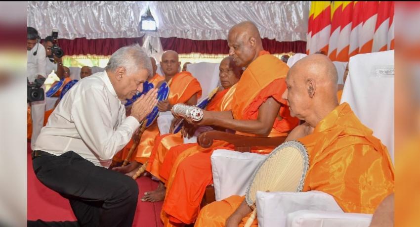 ජනපති අටමස්ථානාධිපතිට සන්නස් පත්‍රය පිළිගන්වයි