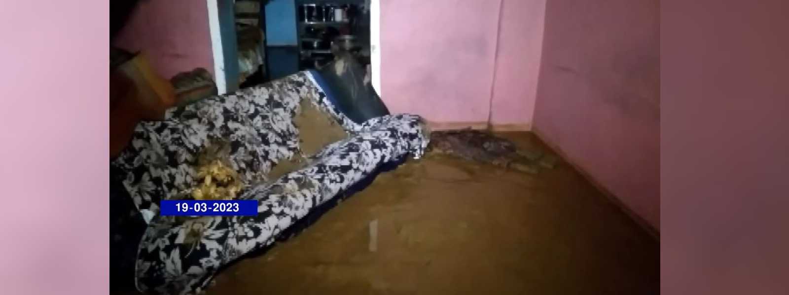 කබරගල වතුයායේ නායයෑමකින් වතු නිවාස 30කට හානි...
