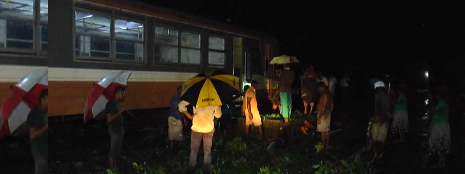 පීළි පැනීමකින් කැලණිවැලි මඟේ දුම්රිය ධාවනයට බාධා..