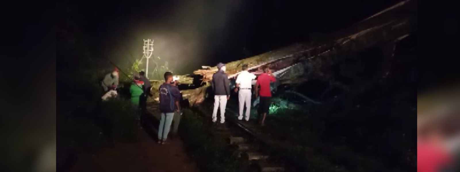 උ‌ඩරට මාර්ගයේ දුම්රිය ධාවනයට බාධා..